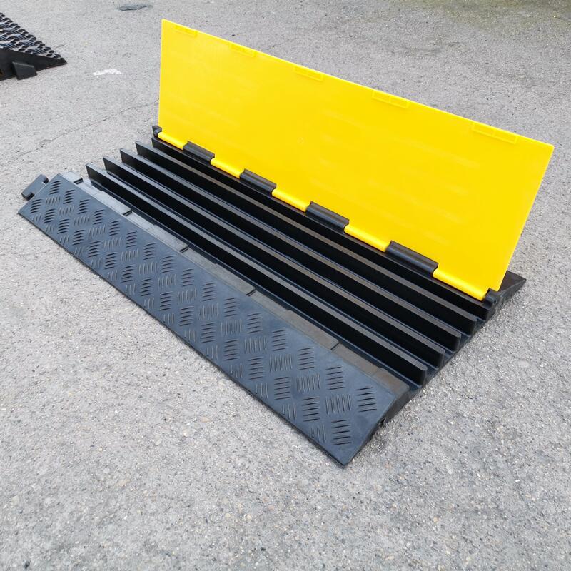 Cargue la imagen en el visor de la galería, Protector de Cables Piso 5 Canales 88x49x5 cm

